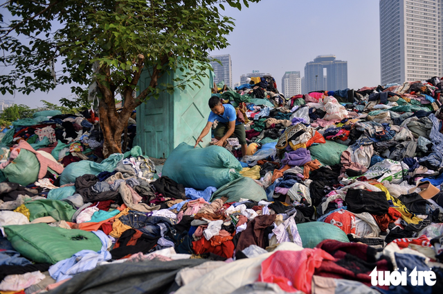 Used clothes collected for charity become 300-tonne treatment problem in Hanoi - Ảnh 3.