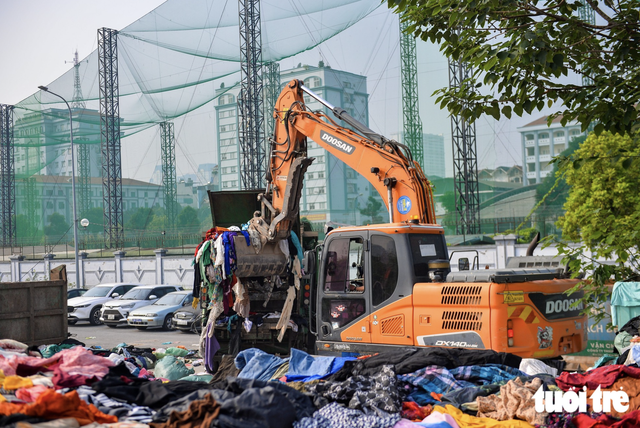 Used clothes collected for charity become 300-tonne treatment problem in Hanoi - Ảnh 4.