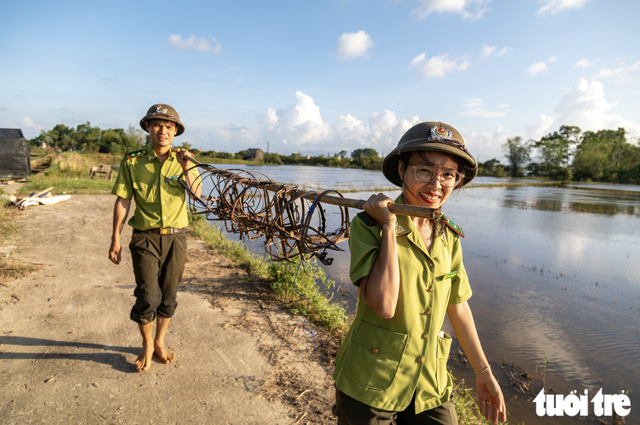 Wild bird traps spread across flooded fields in Vietnam’s Quang Tri - Ảnh 6.