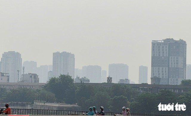 Is haze from Indonesian forest fires behind Ho Chi Minh City's murky skies? - Ảnh 1.