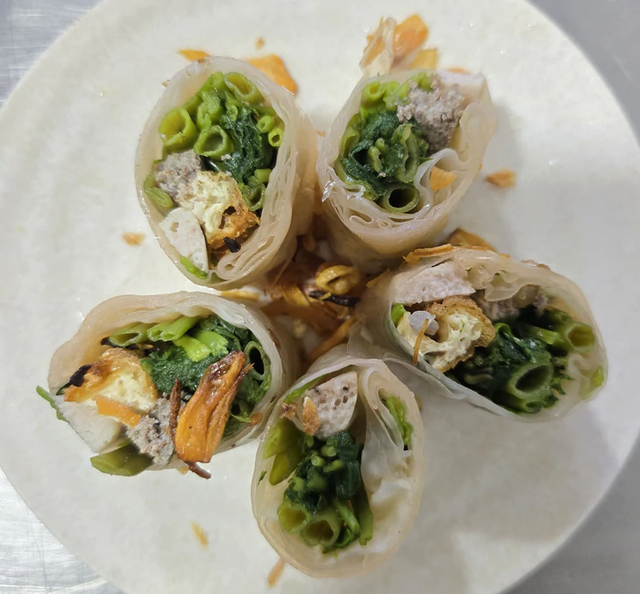 ‘Bun rieu’ in rice paper rolls or lobster ‘bun rieu’ fine dining: Which twist would you choose?- Ảnh 1.