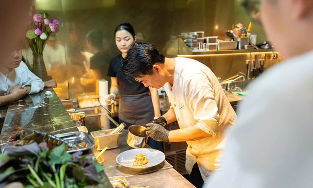 ‘Bun rieu’ in rice paper rolls or lobster ‘bun rieu’ fine dining: Which twist would you choose?- Ảnh 3.