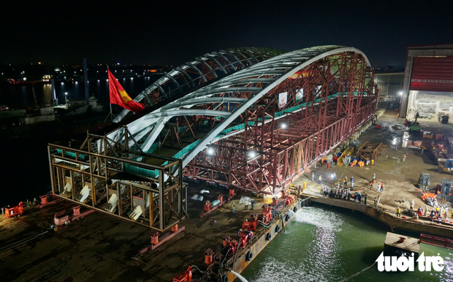3,400-tonne main arch for Saigon River pedestrian bridge ready for journey to downtown Ho Chi Minh City- Ảnh 2.