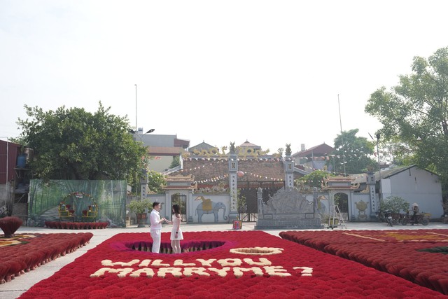 Philippine man crafts marriage proposal with 1,500kg of incense sticks at Hanoi’s famous incense village- Ảnh 2.