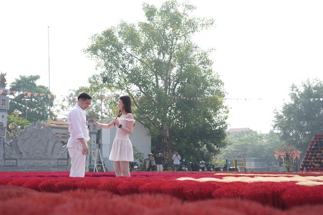 Philippine man crafts marriage proposal with 1,500kg of incense sticks at Hanoi’s famous incense village- Ảnh 4.