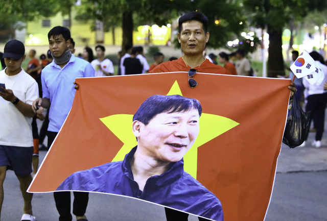 Vietnamese football fans lead Southeast Asia in supporting national team abroad: website- Ảnh 1.