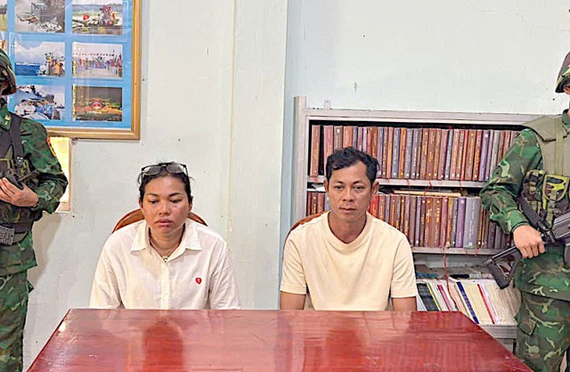 Cambodian couple detained for smuggling 400 grams of gold into Vietnam- Ảnh 1.