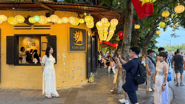 Why do only one-third of Hoi An visitors buy tickets to the ancient town? - Ảnh 1.