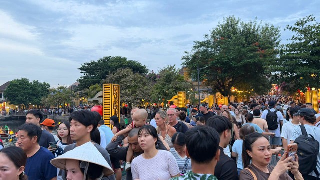 Why do only one-third of Hoi An visitors buy tickets to the ancient town? - Ảnh 2.