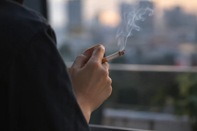 Expat backs Vietnam’s proposed indoor smoking ban, citing England’s experience- Ảnh 1.