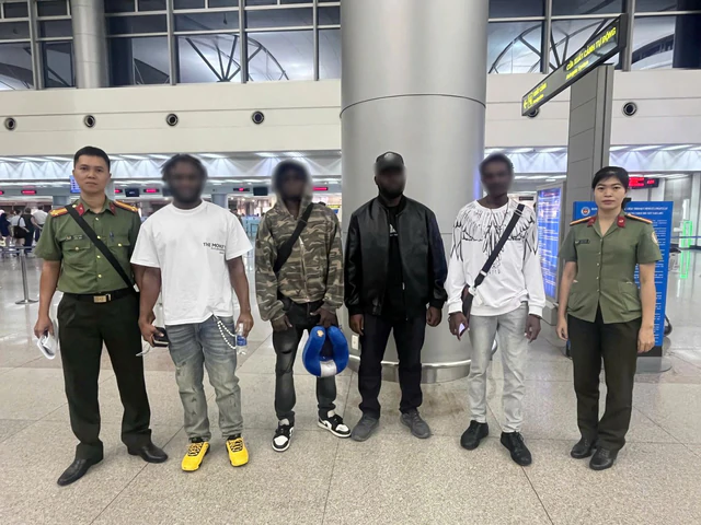 42 foreigners fined in Vietnam's Khanh Hoa over immigration violations, 15 face deportation- Ảnh 1.