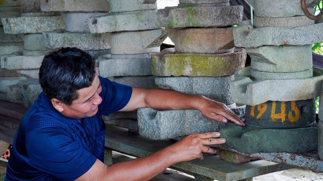 Vietnamese farmer preserves rural memories through collection of centuries-old stone mills - Ảnh 1.