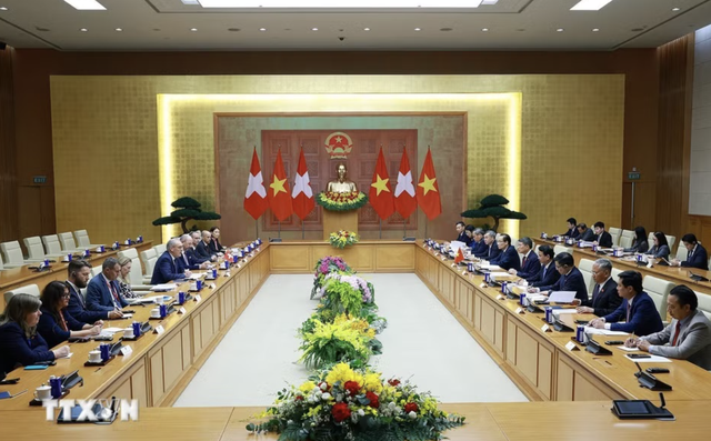 Vietnam premier calls on Switzerland to share expertise in developing int’l financial center- Ảnh 3.