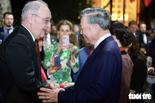 Vietnamese, Swiss leaders, their spouses take evening stroll around Hanoi’s iconic lake - Ảnh 1.