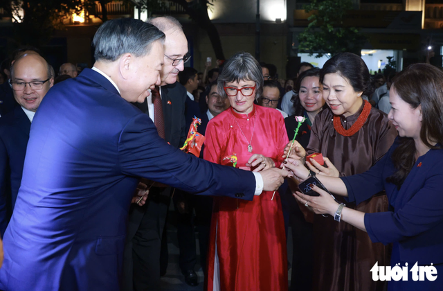 Vietnamese, Swiss leaders, their spouses take evening stroll around Hanoi’s iconic lake - Ảnh 2.