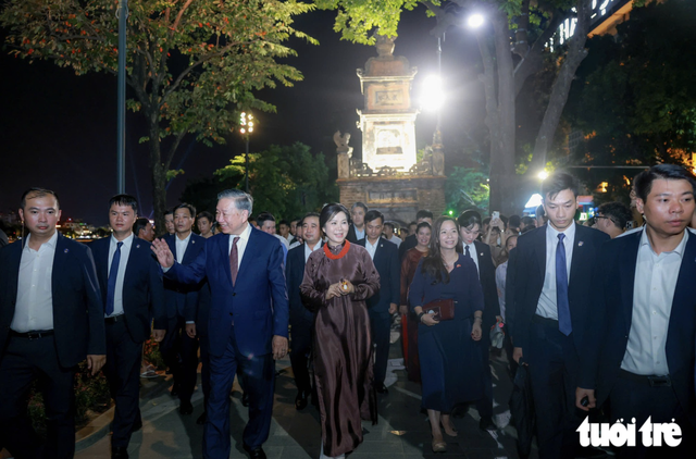 Vietnamese, Swiss leaders, their spouses take evening stroll around Hanoi’s iconic lake - Ảnh 8.