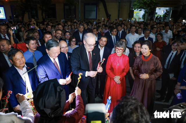 Vietnamese, Swiss leaders, their spouses take evening stroll around Hanoi’s iconic lake - Ảnh 3.