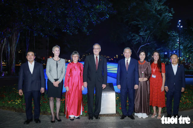 Vietnamese, Swiss leaders, their spouses take evening stroll around Hanoi’s iconic lake - Ảnh 4.