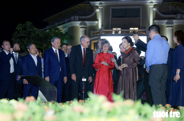Vietnamese, Swiss leaders, their spouses take evening stroll around Hanoi’s iconic lake - Ảnh 5.