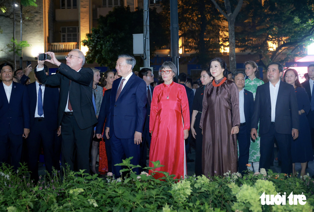 Vietnamese, Swiss leaders, their spouses take evening stroll around Hanoi’s iconic lake - Ảnh 6.