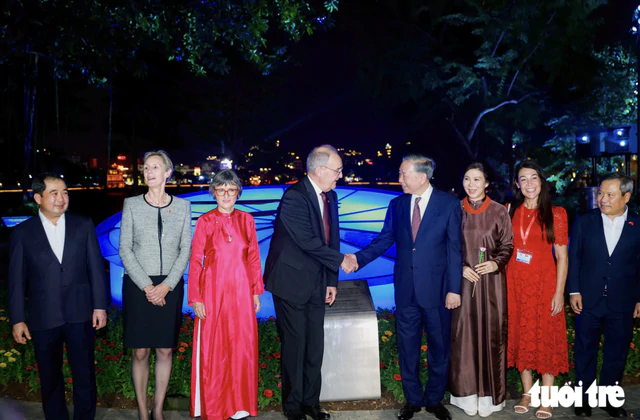 Vietnamese, Swiss leaders, their spouses take evening stroll around Hanoi’s iconic lake - Ảnh 7.