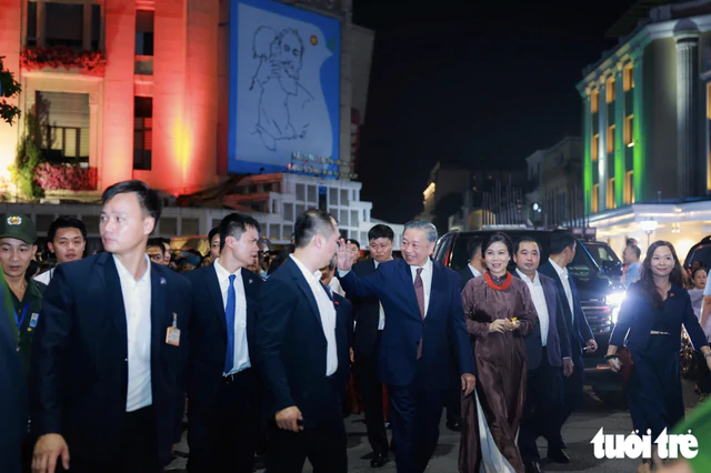 Vietnamese, Swiss leaders, their spouses take evening stroll around Hanoi’s iconic lake - Ảnh 9.