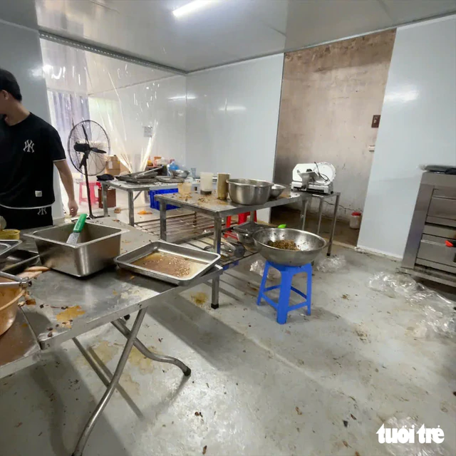 Vietnam man orders mountainous braised pork online, gets pig knuckles shipped from Hanoi - Ảnh 5.