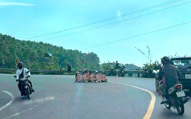Photos at any cost? Tourists risk their lives at dangerous spots across Vietnam - Ảnh 1.