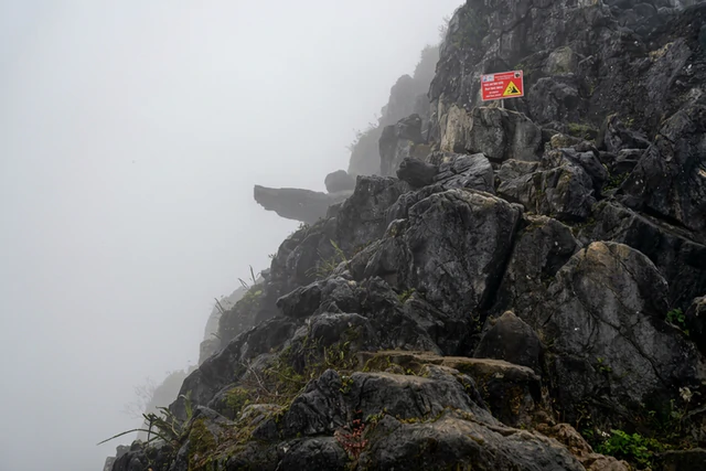 Photos at any cost? Tourists risk their lives at dangerous spots across Vietnam - Ảnh 3.