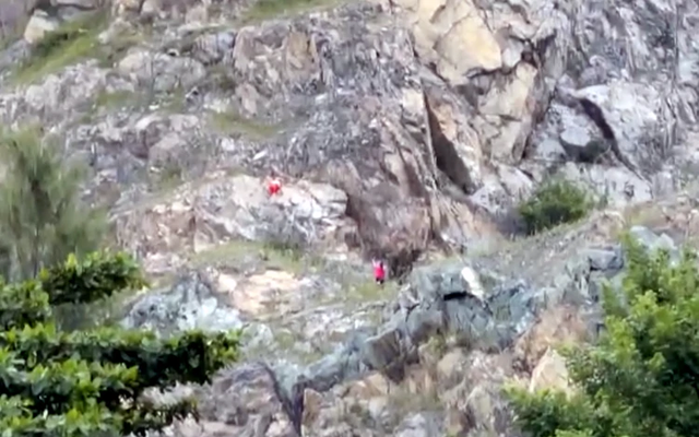 Photos at any cost? Tourists risk their lives at dangerous spots across Vietnam - Ảnh 5.