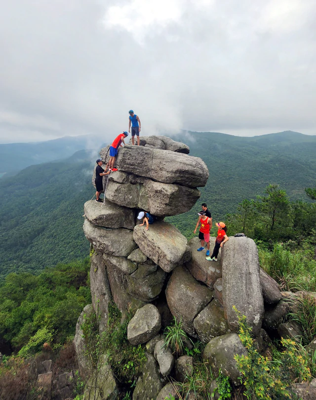 Photos at any cost? Tourists risk their lives at dangerous spots across Vietnam - Ảnh 4.