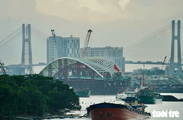 Barge carrying 3,400-tonne pedestrian bridge arch arrives in downtown Ho Chi Minh City - Ảnh 4.