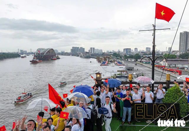 Barge carrying 3,400-tonne pedestrian bridge arch arrives in downtown Ho Chi Minh City - Ảnh 2.