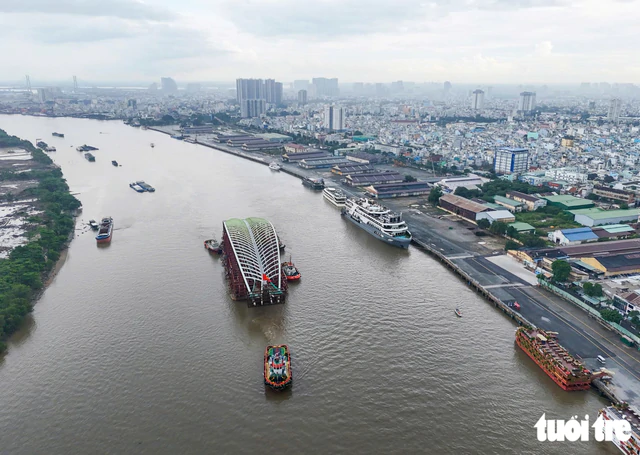 Barge carrying 3,400-tonne pedestrian bridge arch arrives in downtown Ho Chi Minh City - Ảnh 3.
