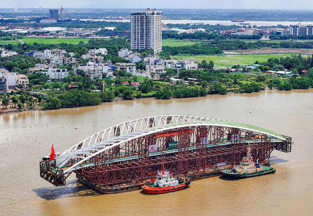 Barge carrying 3,400-tonne pedestrian bridge arch arrives in downtown Ho Chi Minh City - Ảnh 5.