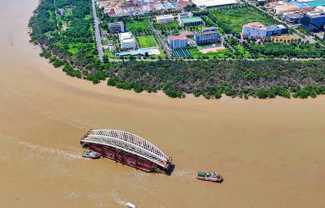 Barge carrying 3,400-tonne pedestrian bridge arch arrives in downtown Ho Chi Minh City - Ảnh 6.