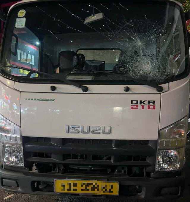 Police question man who smashed truck window in Ho Chi Minh City- Ảnh 2.