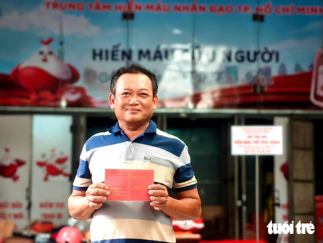 Ho Chi Minh City construction worker donates blood for 101st time after 30 years - Ảnh 1.