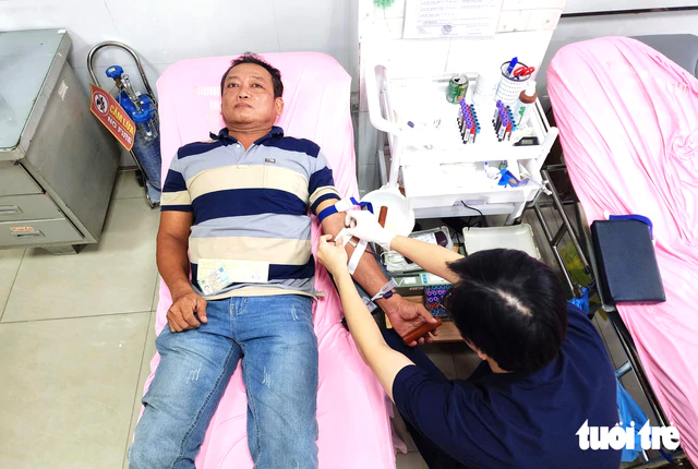 Ho Chi Minh City construction worker donates blood for 101st time after 30 years - Ảnh 4.
