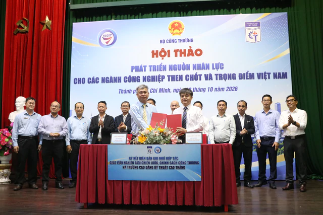 Vietnam needs tens of thousands of workers for renewable energy, semiconductor sectors - Ảnh 3.