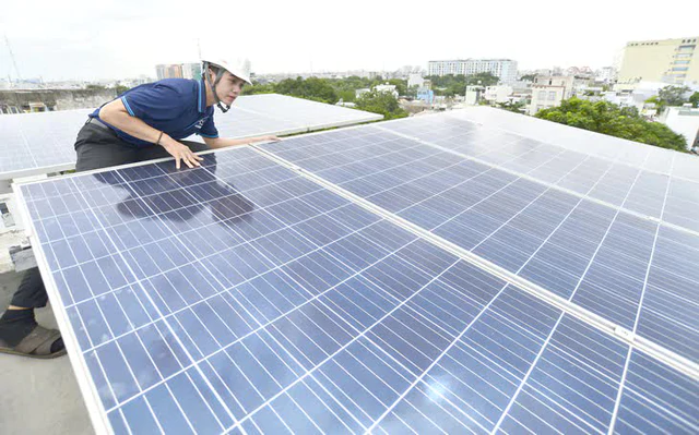 Vietnam needs tens of thousands of workers for renewable energy, semiconductor sectors - Ảnh 2.