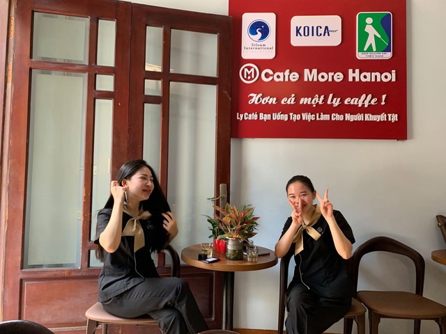 Coffee chain opens 3rd store staffed by visually impaired baristas in Hanoi- Ảnh 1.