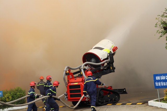 Robot joins firefighting drill in Vietnam's Can Tho- Ảnh 1.
