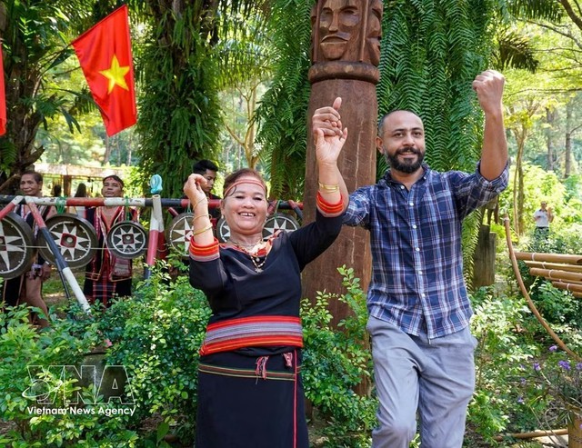 International friends impressed by Vietnamese culture - Ảnh 1.