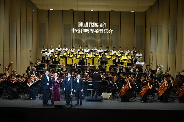 Vietnamese, Chinese music bring audiences together at Hanoi's Ho Guom Opera- Ảnh 1.