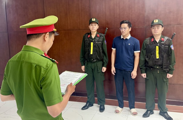 Ho Chi Minh City police arrest Dwatch director over fake Hermès, Rolex and Cartier goods- Ảnh 1.