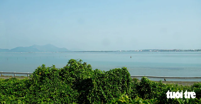 Admire Vietnam’s Hue–Da Nang train, ranked among world’s 10 best rail trips - Ảnh 9.