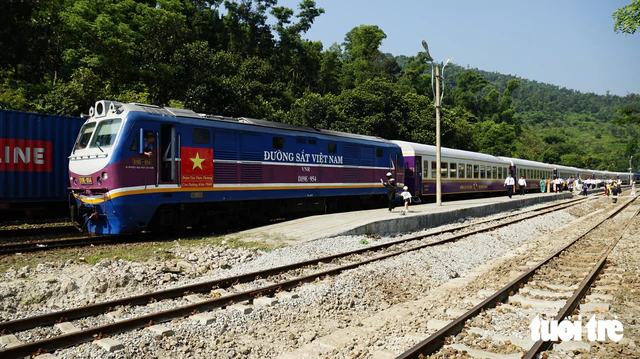 Admire Vietnam’s Hue–Da Nang train, ranked among world’s 10 best rail trips - Ảnh 10.