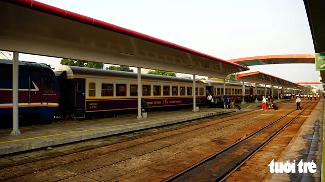 Admire Vietnam’s Hue–Da Nang train, ranked among world’s 10 best rail trips - Ảnh 1.