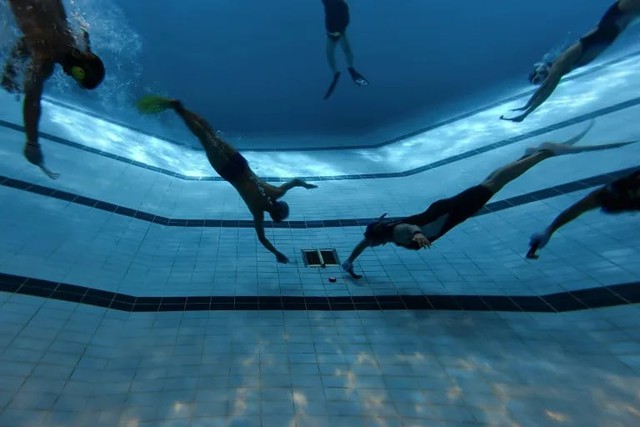 'Physical hell': Hong Kong hosts gruelling underwater hockey tournament - Ảnh 1.